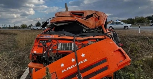 В Илекском районе при мощном столкновении КАМАЗа и LADA Granta ВИС погиб водитель большегруза (18+)