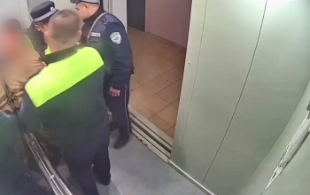 В Оренбурге мужчина нашел ключи от чужой машины, наведался в неё и украл деньги из салона