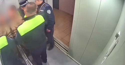 В Оренбурге мужчина нашел ключи от чужой машины, наведался в неё и украл деньги из салона