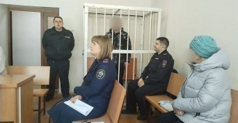 Не позволял кормить, держал на холоде в подгузнике, бил головой об батарею: в Бузулуке перед судом мужчина, истязавший и утопивший своего годовалого сына (18+)