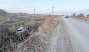 В Оренбурге на Тихой перевернулась иномарка