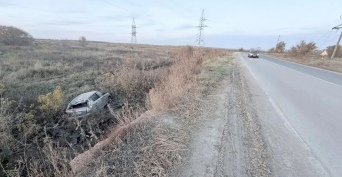 В Оренбурге на Тихой перевернулась иномарка
