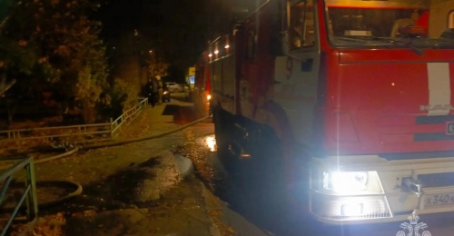 В Орске спасатели вывели трех человек из горящего дома