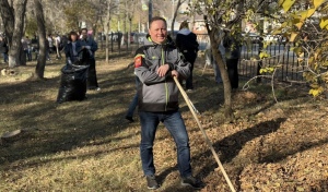 На субботник в пятницу: минстрой Оренбургской области сгреб листья под своим забором  