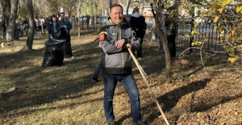 На субботник в пятницу: минстрой Оренбургской области сгреб листья под своим забором