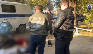 В Орске сотрудники ДПС среагировали на крик женщины и увидели, как мужчина бьет ее ножом (18+)