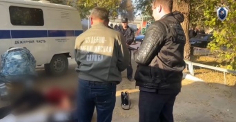 В Орске сотрудники ДПС среагировали на крик женщины и увидели, как мужчина бьет ее ножом (18+)