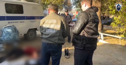 В Орске сотрудники ДПС среагировали на крик женщины и увидели, как мужчина бьет ее ножом (18+)