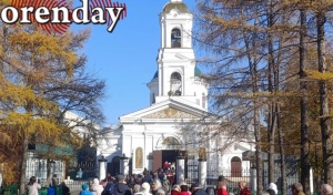 В Оренбурге собралась очередь у Никольского кафедрального собора из желающих прикоснуться к частице пояса Пресвятой Богородицы
