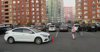 В Оренбурге во дворе автомобиль наехал на 10-летнего ребёнка