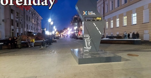 Динамо бежит? Никто не бежит: в Оренбурге мертвым истуканом стоит стела с обратным отсчетом времени