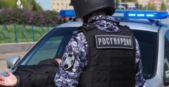 В Саракташе подросток вернулся ночью с прогулки в расстроенных чувствах и разнес жилище топором