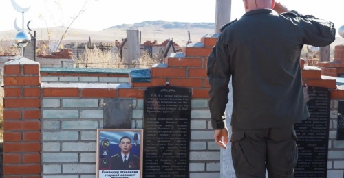 В Оренбуржье на могиле бойца спецназа установили краповый берет