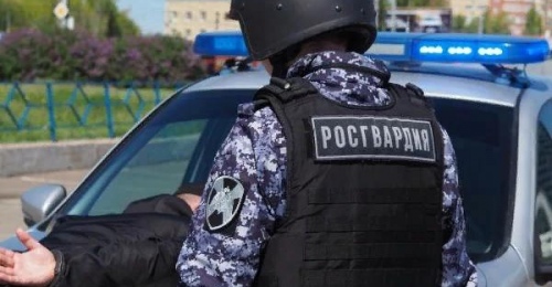В Саракташе подросток вернулся ночью с прогулки в расстроенных чувствах и разнес жилище топором