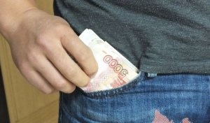 Оренбуржец расплатился с кассиром банкнотой из «банка приколов» 