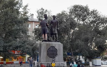 В  мэрии жалуются на голубей, облюбовавших памятник Пушкину и Далю