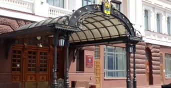 Администрация Оренбурга ответит рублем за падение матери с ребенком со сломанных качелей