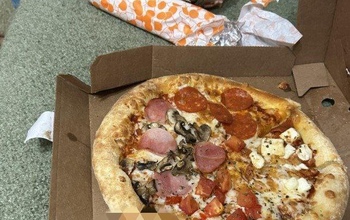 «Жарили» не только пиццу: оренбурженке доставили заказ вместе с тошнотворным «сюрпризом» (18+)