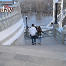 Проблему безопасности пешеходного спуска к Уралу так никто и не решил