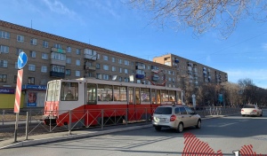 В Орске родителей наказали за попытку детей зацепиться за трамвай