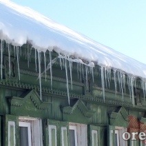 В Соль-Илецке мужчина упал с крыши, счищая снег