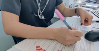 В Орске местный житель получил серьезные ожоги лица после взрыва банки с краской