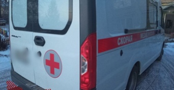 В Бугуруслане мужчина хотел почистить с крыши снег, но оказался в больнице с переломами