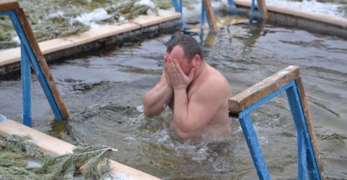 Оренбуржцев предупреждают: лезть в прорубь на Крещение можно, если здоровье крепкое
