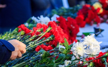 В Бугуруслане прощаются с убитой учительницей (18+)