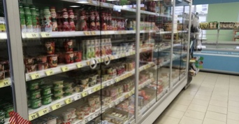 В Гае в магазине на 75-летнюю женщину упала стеклянная витрина от холодильника