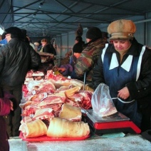 Почти тонну потенциально опасного мяса, яйца и «молочки» нашли на прилавках Оренбуржья