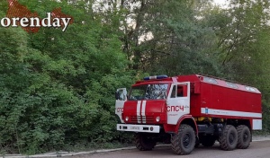 В Орске тушат сухую траву: ветер мешает пожарным