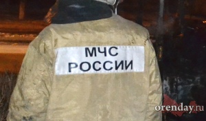 В Оренбурге 14 пожарных тушили автомобиль этой ночью