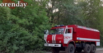 В Орске тушат сухую траву: ветер мешает пожарным