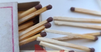 В Орске и Новотроицке мужчина в балаклаве поджигал двери квартир