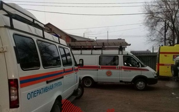 Оренбуржец намертво застрял под плитой крыльца жилого дома