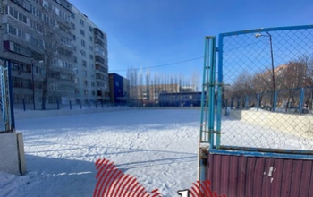 Жители Оренбурга делятся снимками ледовых кортов близ домов