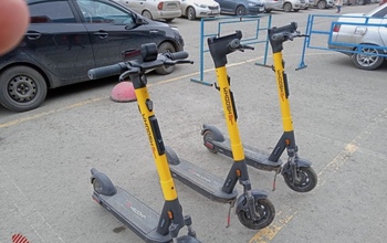 В Оренбурге на тротуаре дети на электросамокате снесли беременную женщину