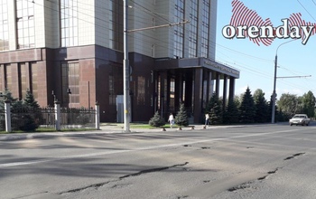 В Оренбурге автобус въехал в столб возле ОГУ, есть пострадавшая