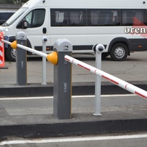 Из-за работы шлагбаумов пассажирам в аэропорт Оренбурга следует приезжать заранее