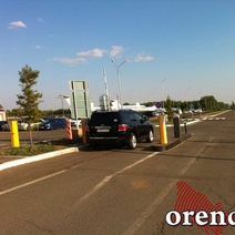 В Оренбурге пенсионер вместе с опаздывающим на рейс сыном избили парковщика в аэропорту возле сломанного шлагбаума