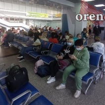 Покормить и спать уложить: какие права есть у пассажиров, чей рейс задерживается