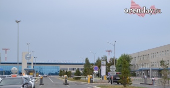 В аэропорту Оренбурга проверяют инцидент с опасным грузом перед вылетом самолета