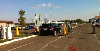 В Оренбурге пенсионер вместе с опаздывающим на рейс сыном избили парковщика в аэропорту возле сломанного шлагбаума