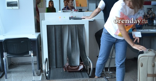 В Оренбуржье 74-летняя пенсионерка из Казахстана в аэропорту кулаками отбивала бутыль с маслом от полицейских