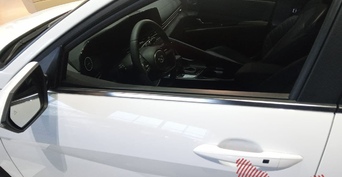 В Новотроицке мужчина избил соседку за свет фар от авто в его окно