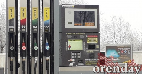 Оренбургские водители ищут бензин на АЗС с помощью приложений и звонков