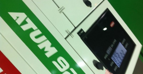 В Оренбурге оператор АЗС не пошла навстречу водителям, запретив заправку авто с правым баком там, где заправляют «левых»
