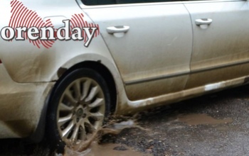 В Оренбурге автоледи угодила в яму, на выручку пришли инспекторы ДПС