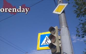 Задел провода: в Оренбурге манипулятор повредил светофор